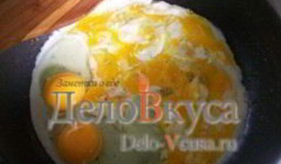 омлет с жареным луком и соевым соусом