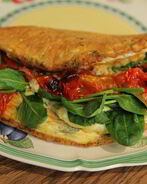 Омлет со шпинатом и помидорами черри