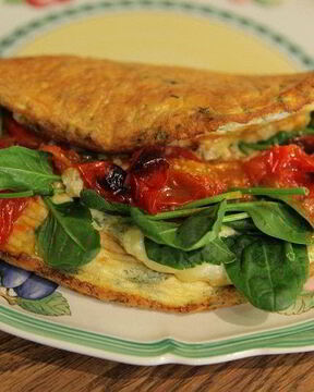 Омлет со шпинатом и помидорами черри