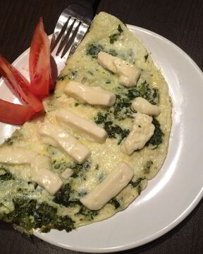 Омлет со сметаной, шпинатом и козьим сыром