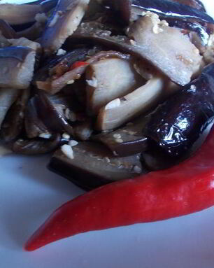 Острая закуска из баклажанов с чесноком и острым перцем