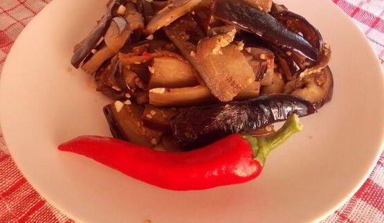 острая закуска из баклажанов с чесноком и острым перцем