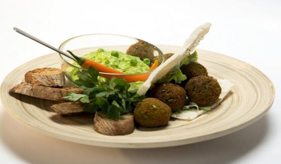 паштет и фалафель из зеленого горошка