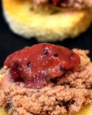 Паштет из фермерской куриной печени с мармеладом из красного крыжовника и смородины
