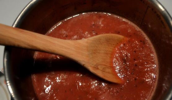 паштет из фермерской куриной печени с мармеладом из красного крыжовника и смородины