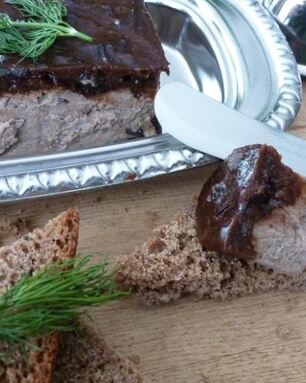 Паштет из куриной печени с желе из чернослива