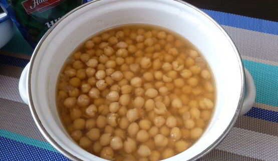 паштет из нута с вялеными томатами и маринованным огурчиком