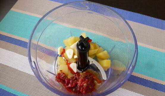 паштет из нута с вялеными томатами и маринованным огурчиком