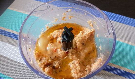 паштет из нута с вялеными томатами и маринованным огурчиком