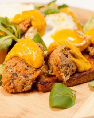 Утиный паштет с соусом из каперсов