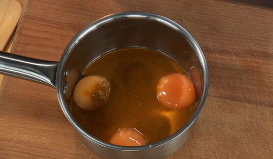 утиный паштет с соусом из каперсов