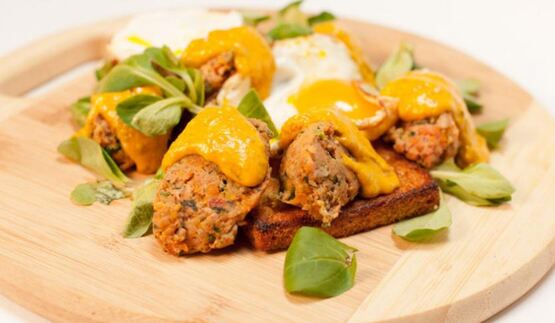 утиный паштет с соусом из каперсов