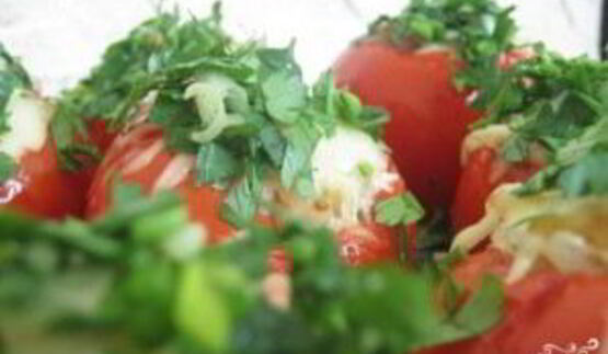 помидоры, фаршированные зеленью и чесноком