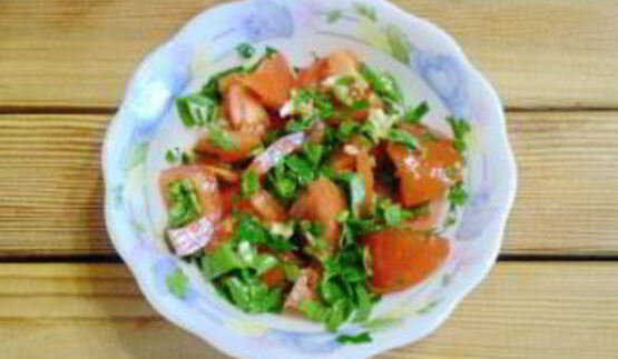 помидоры с зеленью и чесноком