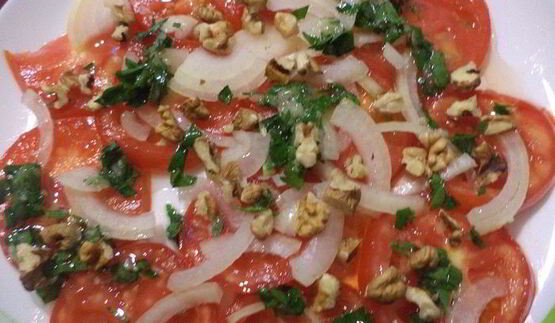 пряная закуска из помидоров с чесноком и орехами