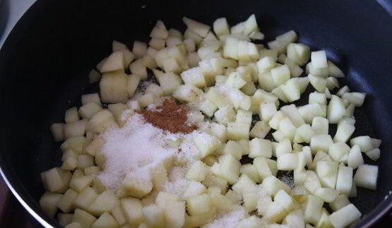 блинные роллы с яблоками под безе