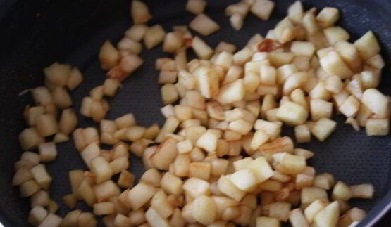 блинные роллы с яблоками под безе