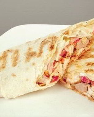 Горячий ролл-сэндвич с курицей, баклажанами и ореховым соусом