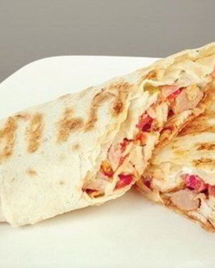 Рецепт горячего ролла-сэндвича с курицей, баклажанами и ореховым соусом