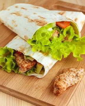 Нежный ролл с курицей и помидорами