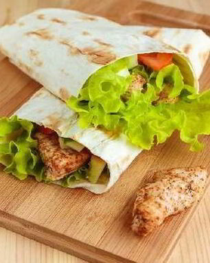 Нежный ролл с курицей и помидорами