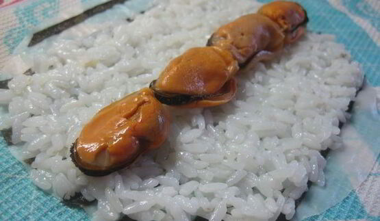 полосатые роллы с мидиями