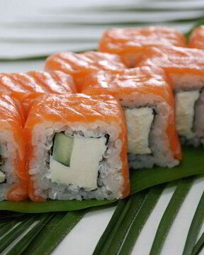 Роллы Филадельфия с авокадо и лососем