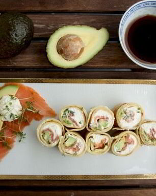 Роллы из блинов с семгой