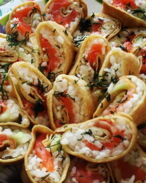 Роллы из блинов со сливочным сыром, семгой и авокадо