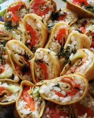 Роллы из блинов со сливочным сыром, семгой и авокадо