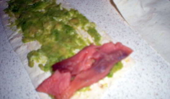 роллы из тонкого лаваша с семгой и авокадо