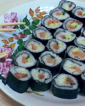 Роллы по-домашнему со слабосоленой семгой