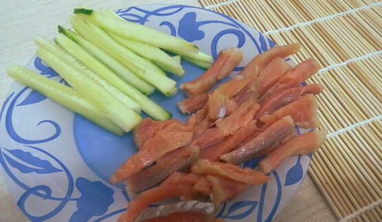 роллы по-домашнему со слабосоленой семгой