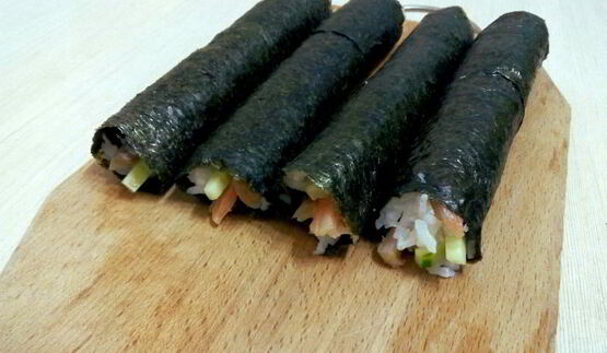 роллы по-домашнему со слабосоленой семгой