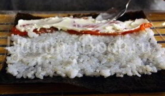 роллы с лососем и филадельфией