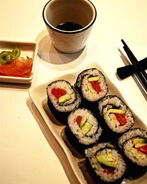 Роллы с рыбой и авокадо