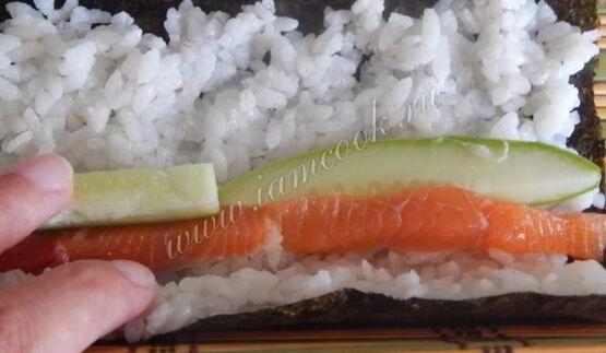 роллы с семгой и огурцом