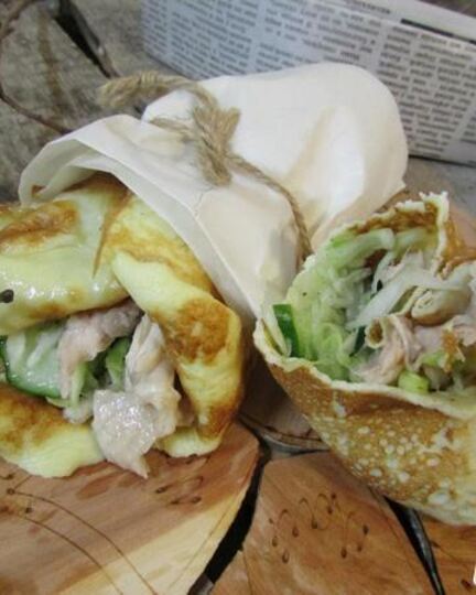 Рецепт роллов с яичных блинчикова с курицея и салатома