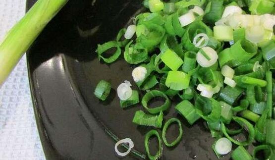 роллы с яичных блинчиков с курицей и салатом