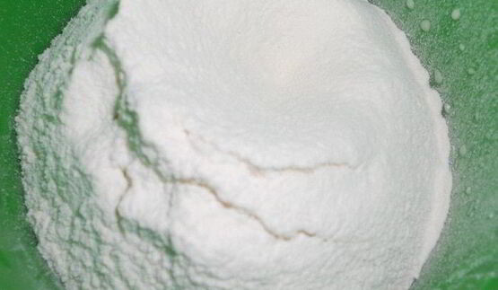 сладкие роллы из шоколадных блинчиков с клубникой и лимонным курдом