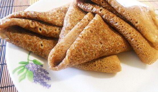 сладкие роллы из шоколадных блинчиков с клубникой и лимонным курдом