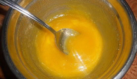 сладкие роллы из шоколадных блинчиков с клубникой и лимонным курдом