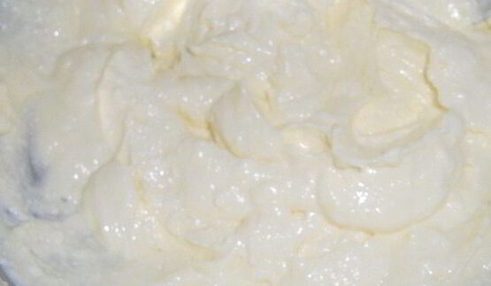 сладкие роллы из шоколадных блинчиков с клубникой и лимонным курдом