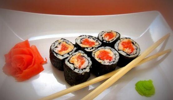 спайси роллы с лососем