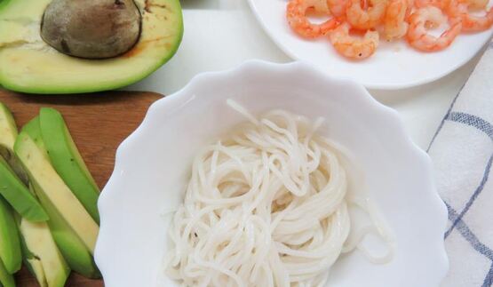 спринг-роллы с креветками