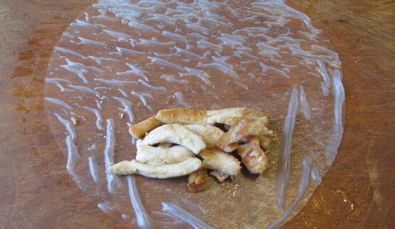 спринг-роллы с курицей, грибами и сливочным сыром