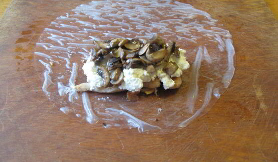 спринг-роллы с курицей, грибами и сливочным сыром