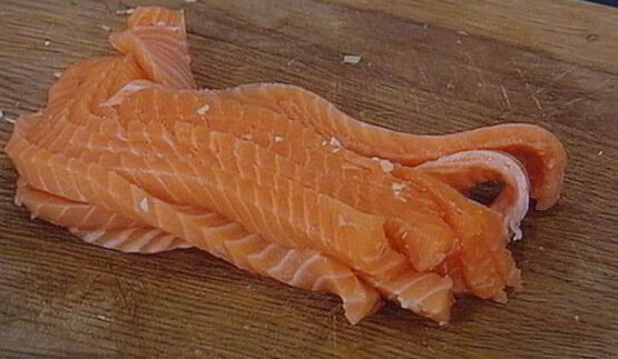 спринг-роллы с лососем и свежим шпинатом