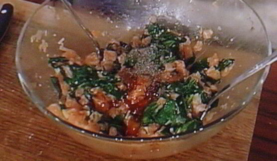 спринг-роллы с лососем и свежим шпинатом