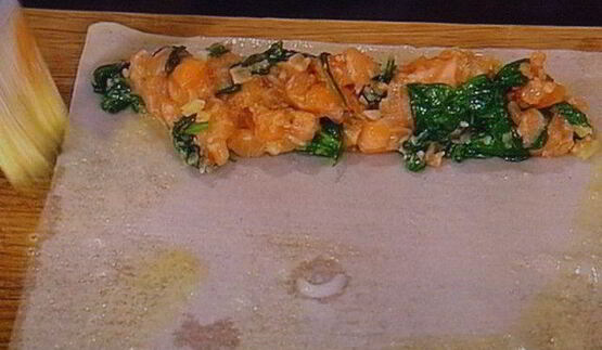 спринг-роллы с лососем и свежим шпинатом